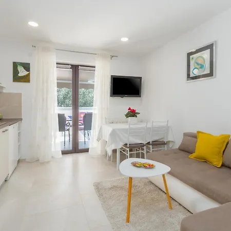 Alex Deluxe On Apartment *