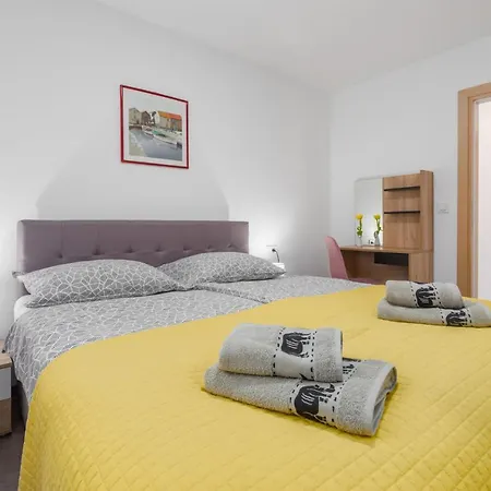 Alex Deluxe On Apartment