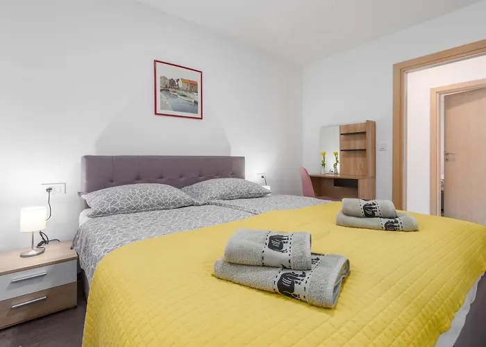 Alex Deluxe On Apartment